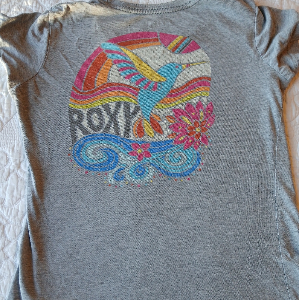 Roxy Gray Tee with Colorful Bird and Floral Print🌺🐦